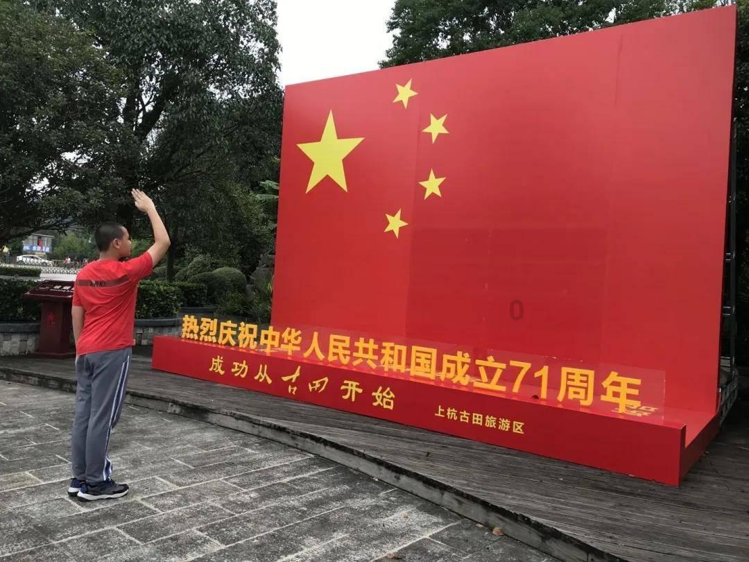 逃离古老的乡村房子